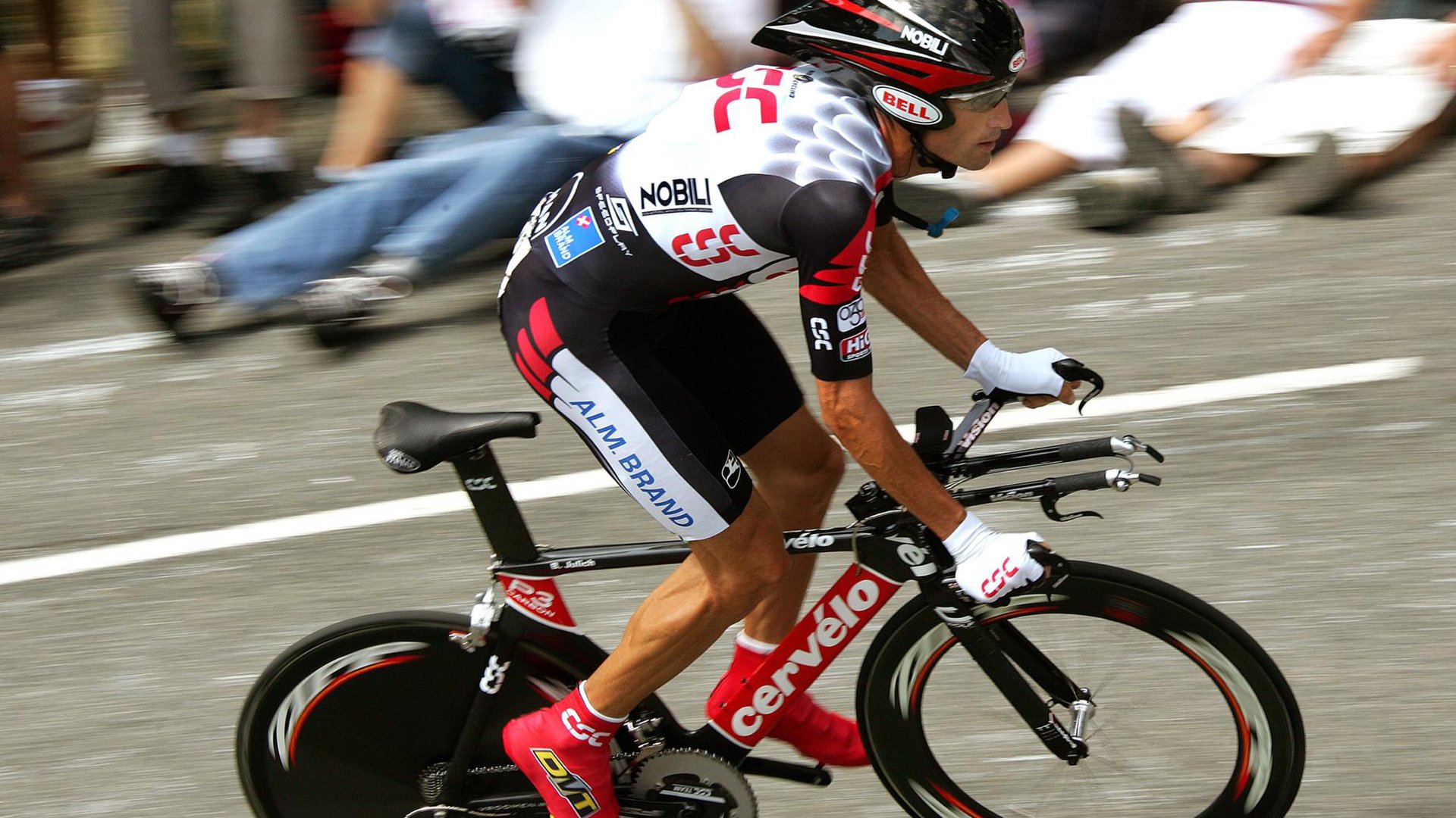 德国男子举重选手在67公斤级比赛中获得银牌，德国女子举重运动员